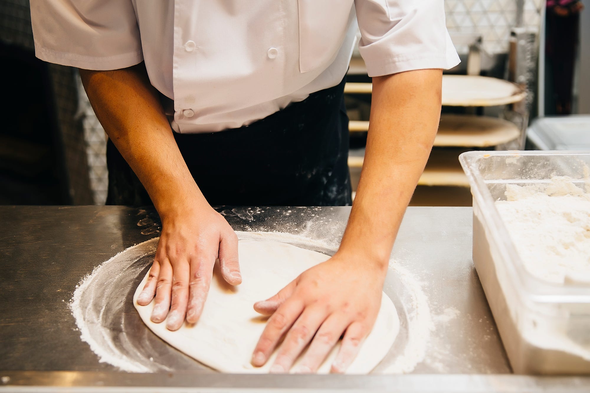 chef-making-pizza